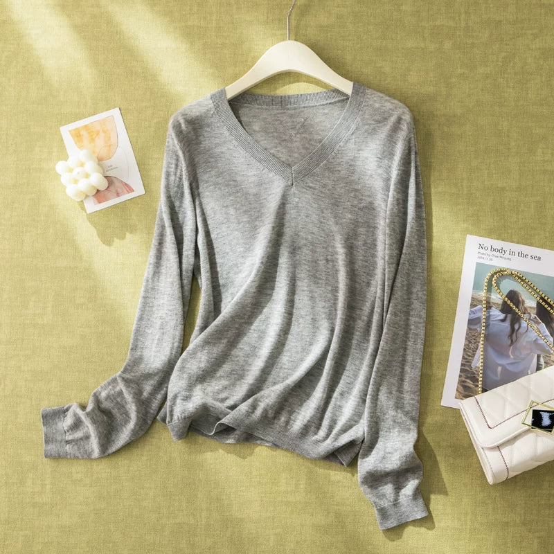 استمتع بنعومة بشرة الأطفال مع قميص داخلي محبوك من الصوف الناعم جداً القابل للذوبان بياقة على شكل V وعلامة مثلثية، بلون سادة متعددة التنسيقات