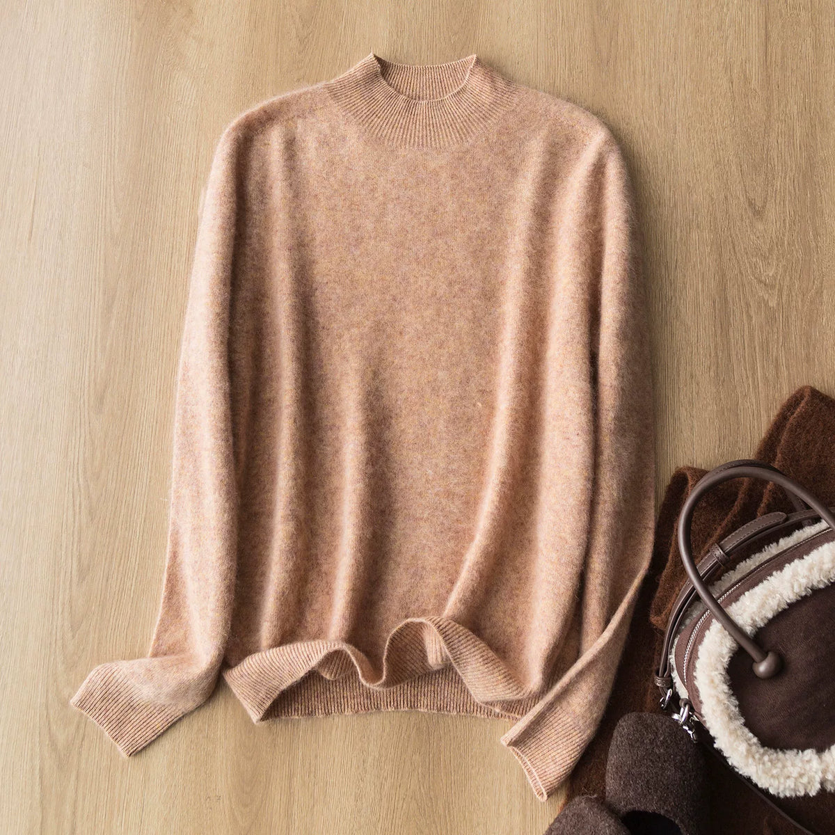 موديل «بيتشو» المشمول بالعروض! سترة محبوكة قطعة واحدة بياقة متوسطة الارتفاع، من الصوف والميرينو الناعم، ثقيلة الوزن ومبطنة بالوبر، بملمس ضبابي ناعم كالسحاب