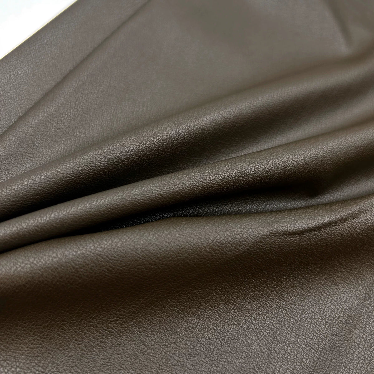[Daxia haute couture] تنورة شمسية على شكل حرف A من الجلد الناعم غير اللامع بخصر مطاطي وجيوب 263425