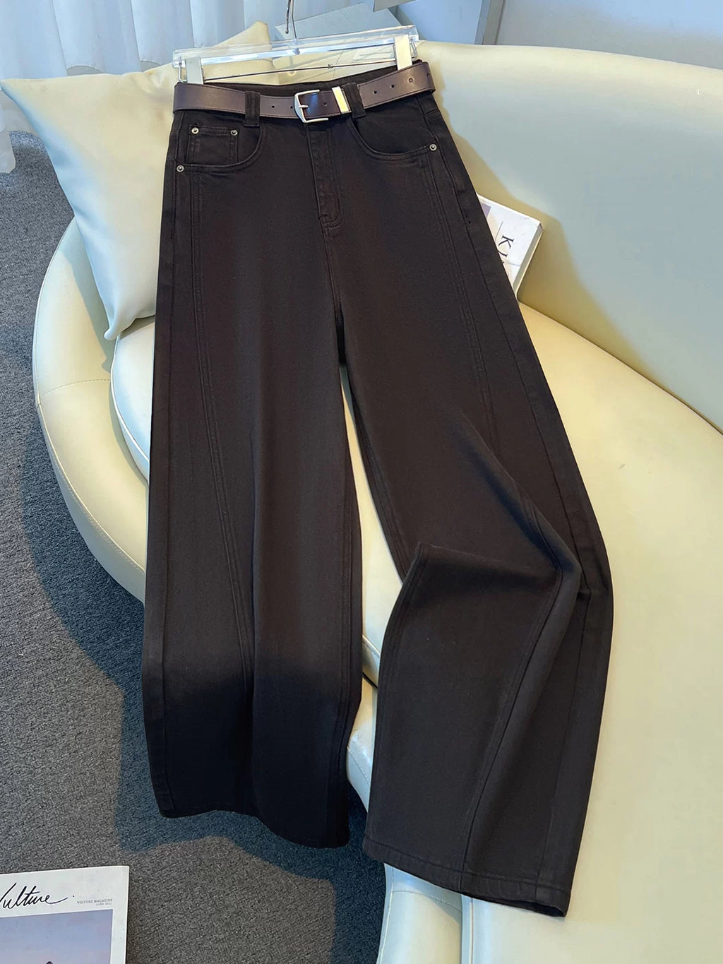 高端奶茶色直筒牛仔裤女秋冬2026新款流行宽松显瘦休闲弯刀阔腿裤