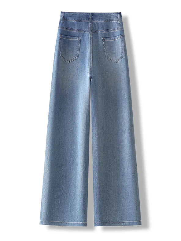 بنطلون جينز نسائي أزرق فاتح مرصع بالكامل بأحجار لامعة، خفيف الوزن ومذهل بلمعان فائق، بقصة واسعة مستقيمة وخصر عالٍ لصيف 2026
