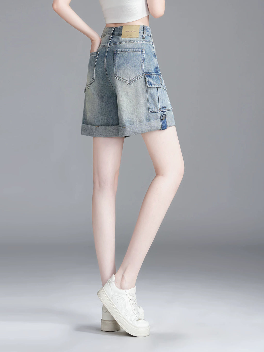 Light-colored tooling denim shorts women's 2026 summer new multi-pocket crimping design high-waisted loose wide-leg pants